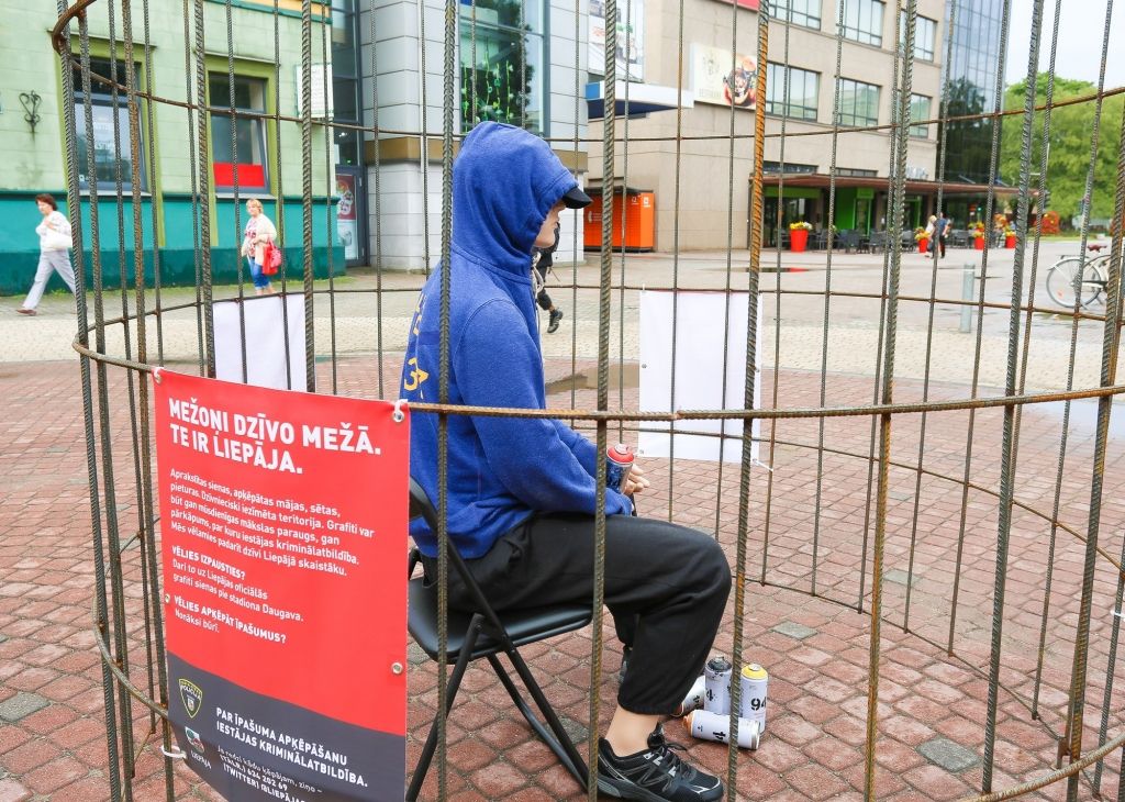 Ķēpājumu kampaņas laikā Rožu laukumā uzstādīts vides objekts – būris