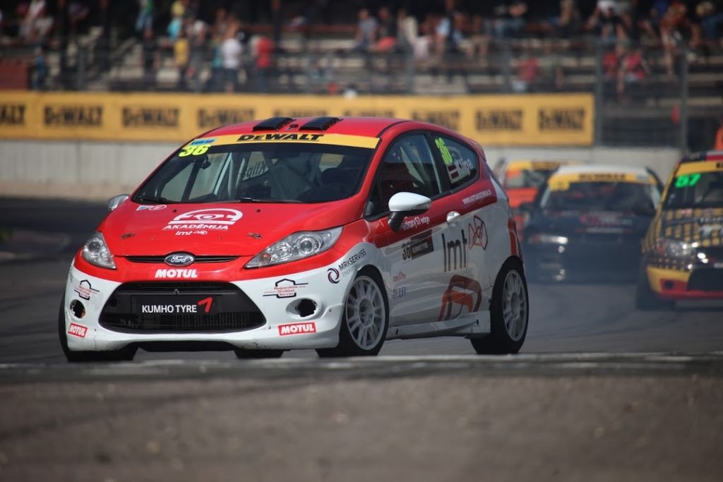 Mārtiņam Seskam pārliecinoša uzvara autošosejas sacensībās