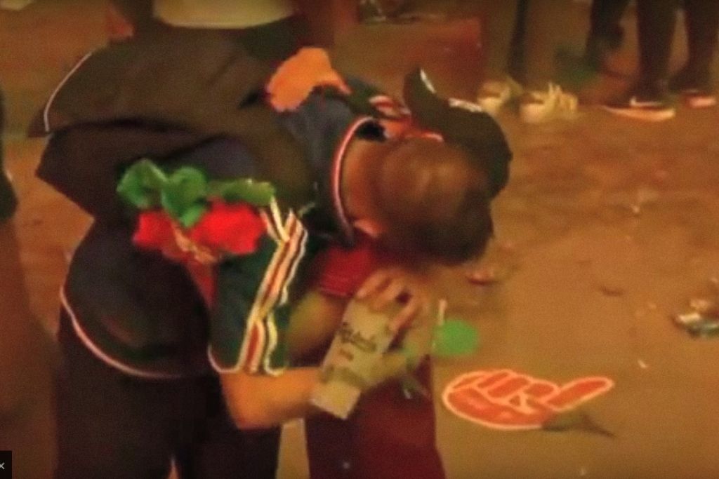 VIDEO: Sirsnīga rīcība - portugāļu puika mierina raudošu Francijas izlases līdzjutēju