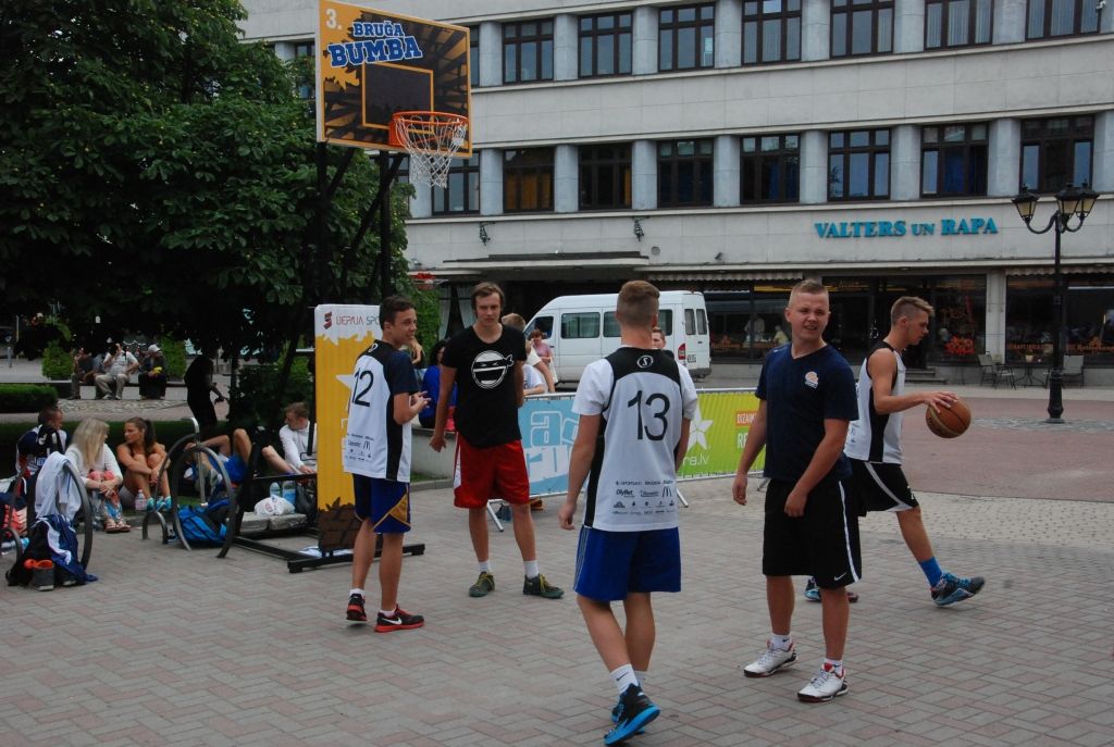 FOTO:  Spraigi cīnās "Bruģa bumbas" otrajā posmā