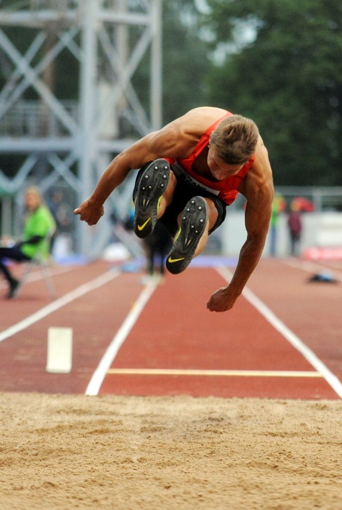 Misāns Saldū labo 33 gadus veco Latvijas rekordu tāllēkšanā