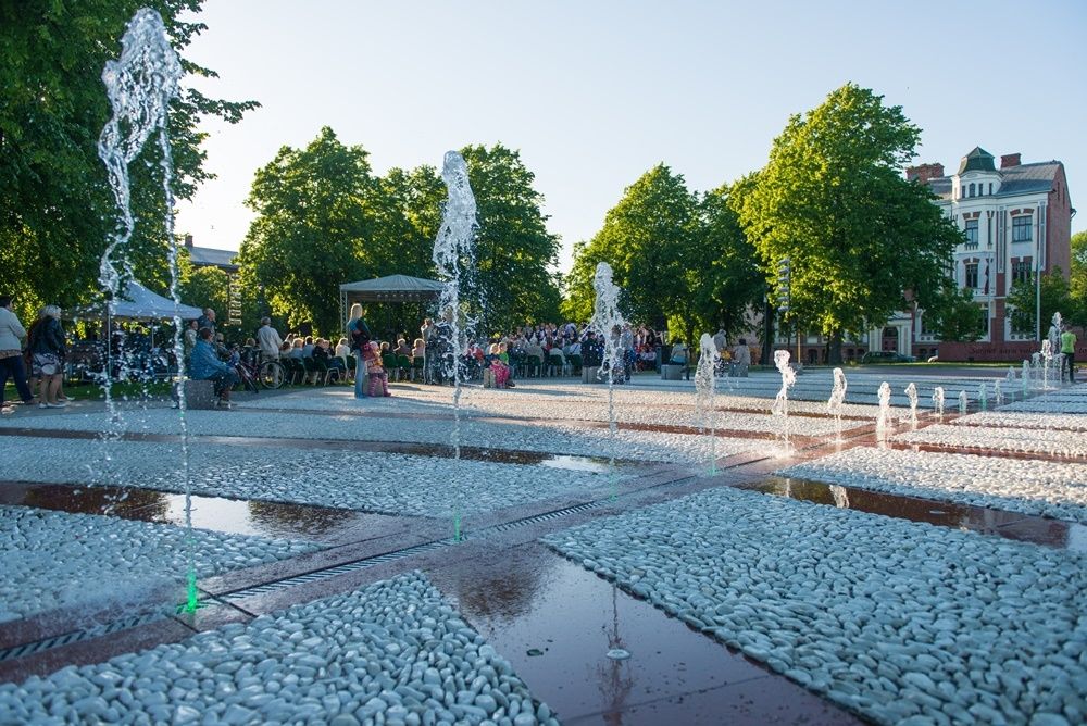 Jāņa Čakstes laukuma kultūras programmā uzstāsies deju skola "Dzirnas"