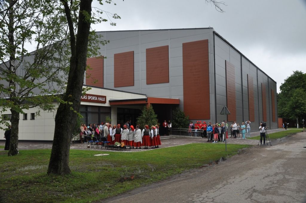 FOTO: Nīcā atklāj sporta halli un ar klusuma brīdi piemin Nicas uzbrukuma upurus