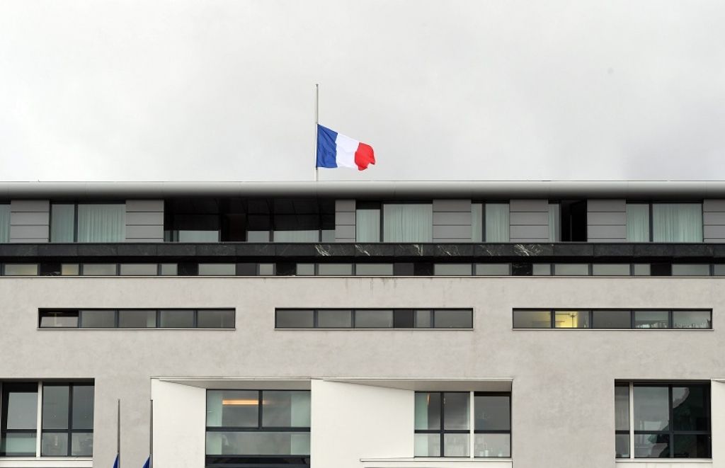 Francijā izsludinātas trīs dienu sēras