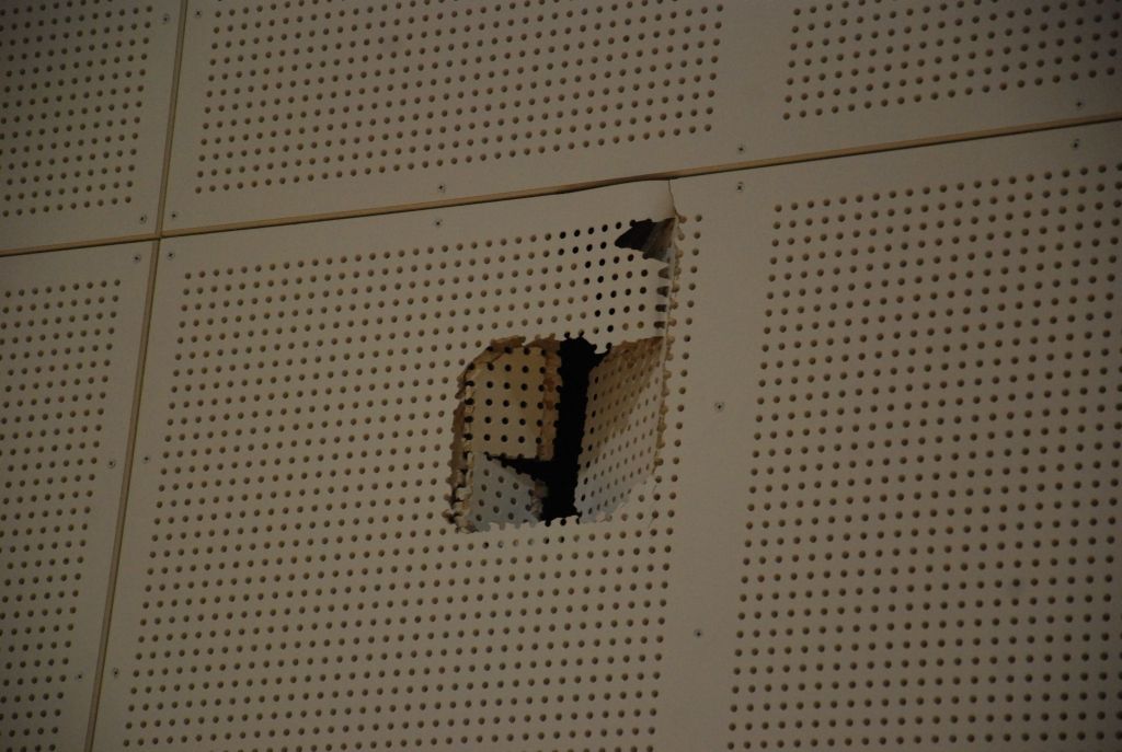 FOTO: Futbolisti Nīcas sporta halli iesvēta ar bumbas izdauzītu caurumu sienā