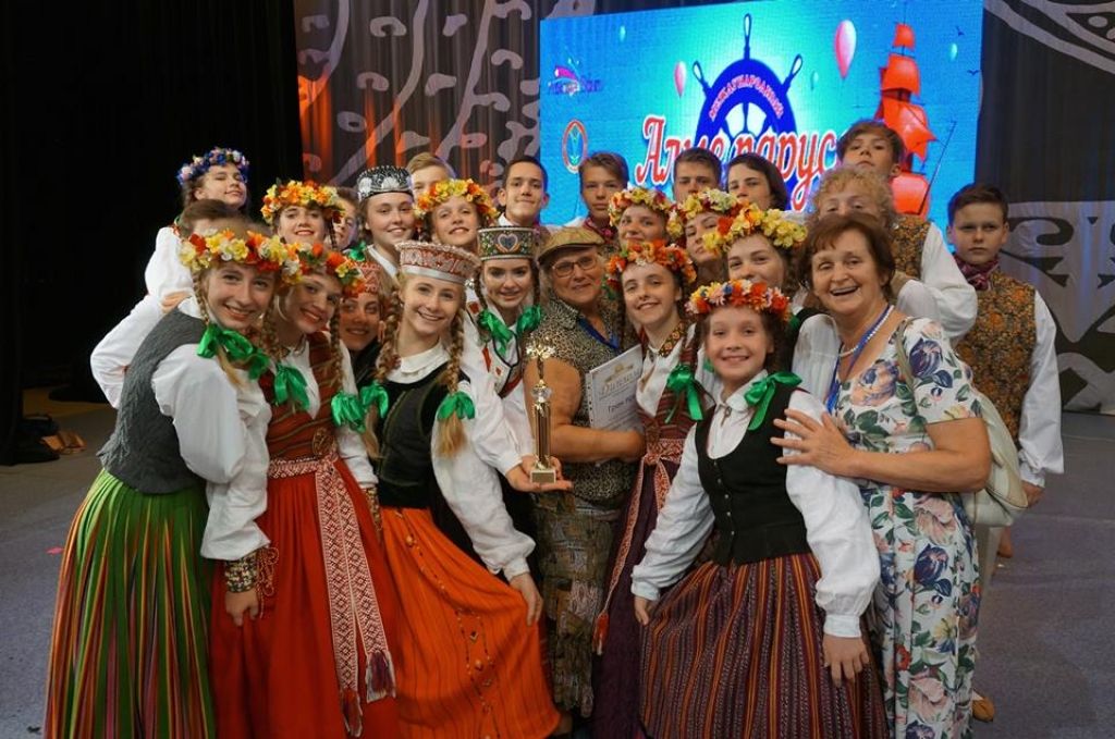 Deju kolektīvs Zelta sietiņš atceļā no Kazahstānas izvairās no nokļūšanas Turcijas nedienu epicentrā