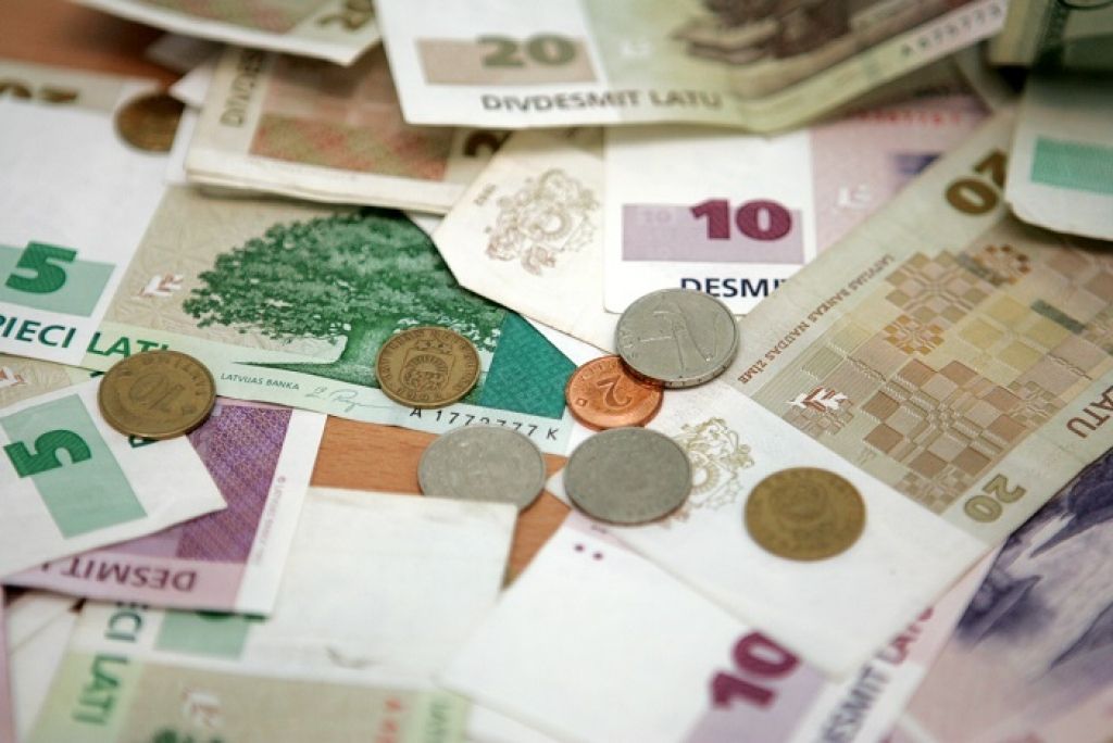 No apgrozības izņemti 37,9% lata monētu un 95% lata banknošu