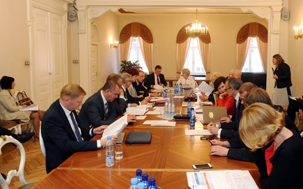 Politiķi nav gatavi jauna maksājuma ieviešanai veselības reformu īstenošanai, reālāka nodokļu pārdale