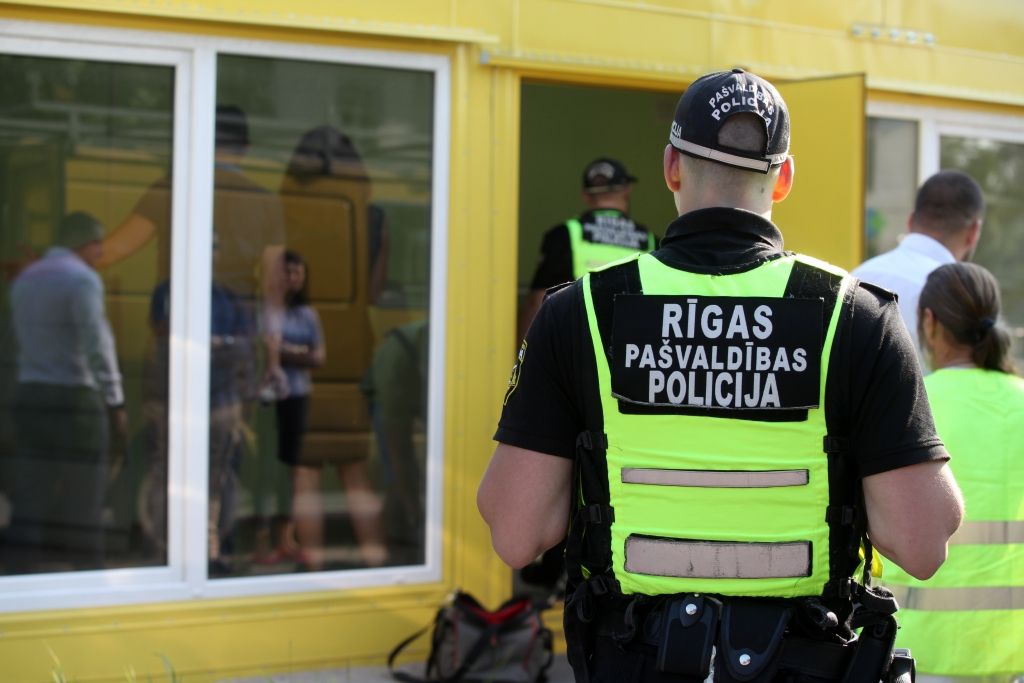 Rīgā aiztur lietuvieti, kurš demolēja baznīcu un pretojās policijai