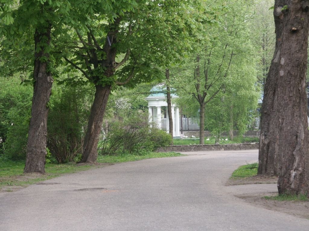 Saimniekam jānojauc  nelikumīgi uzceltos žogus Jūrmalas parkā Liepājā