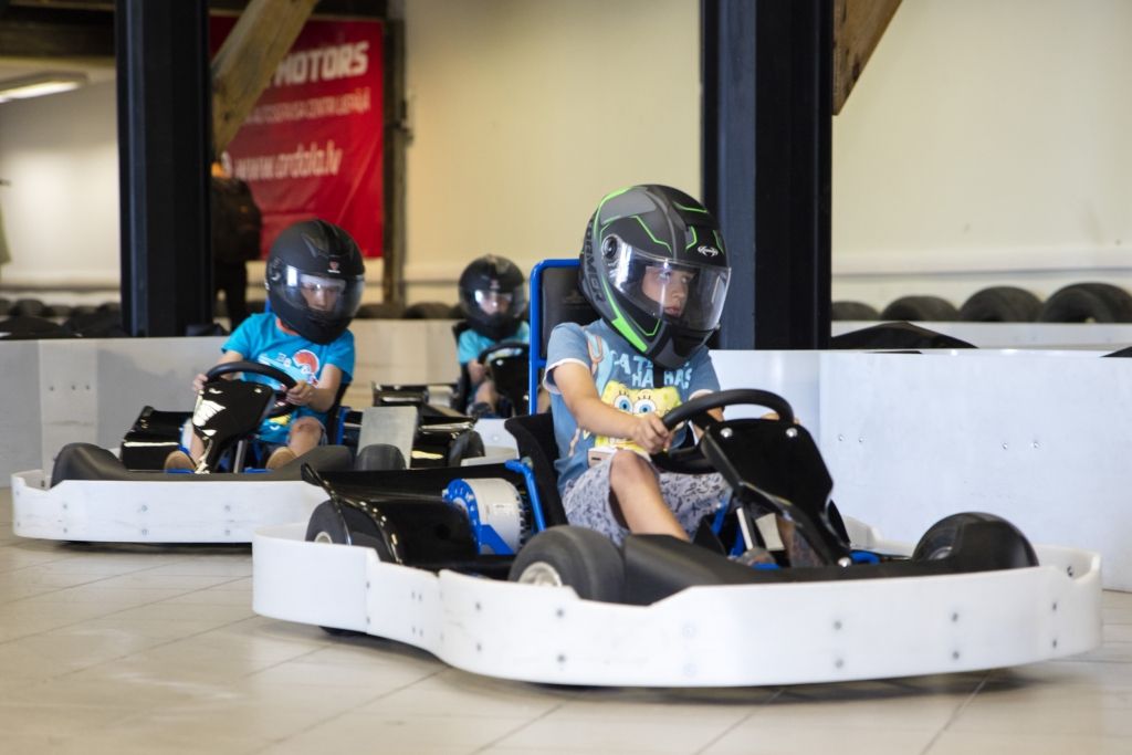 "Blue Shock Race" kartingu hallē notiks Vasaras kausa izcīņa bērniem