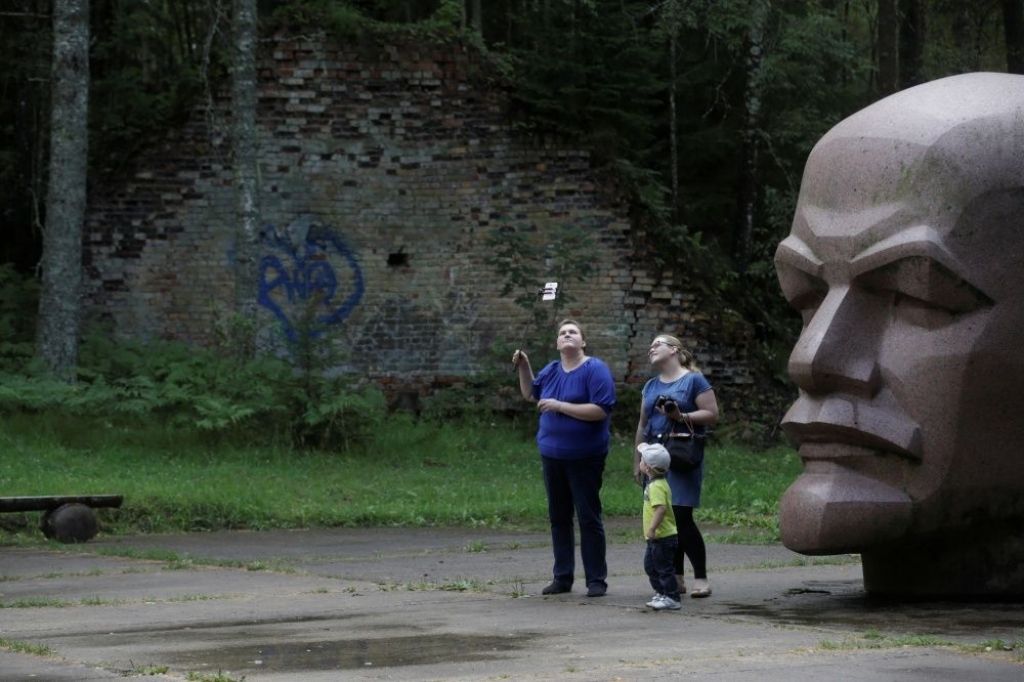FOTO: Pamestajā Zeltiņu kodolraķešu bāzē