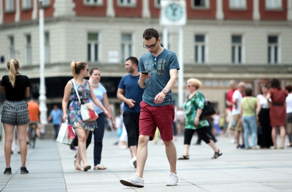 FOTO: Pasauli pārņēmis pokemonu ķeršanas trakums
