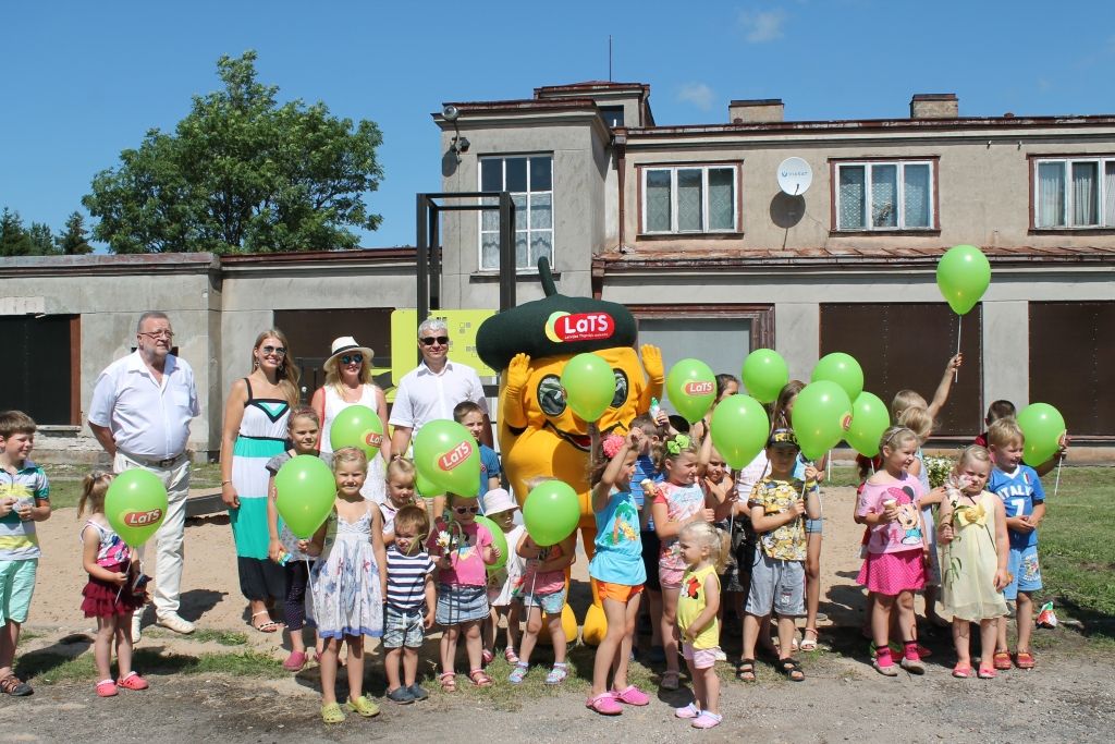 FOTO: Rucavā atklāj bērnu rotaļu laukumu