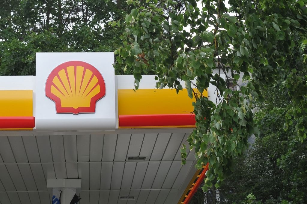 Shell atver pirmās degvielas uzpildes stacijas