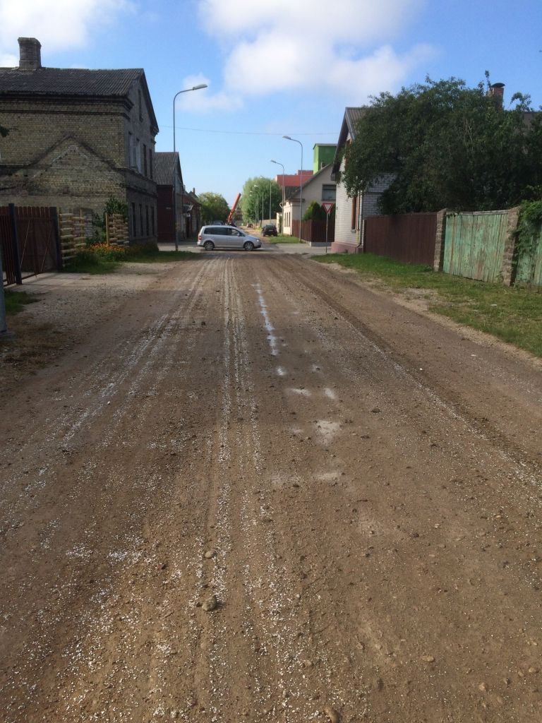 Liepājā ielas apstrādā ar maisījumu, kas mazina putekļus