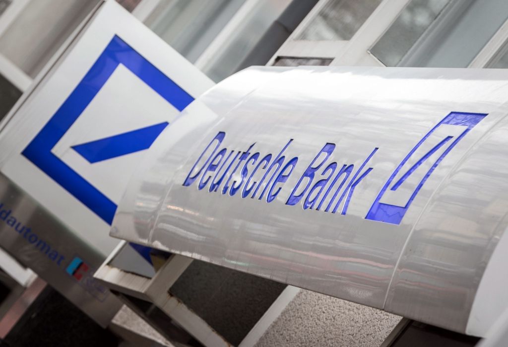 Bloomberg: Deutsche Bank plāno pārtraukt ASV dolāru maksājumus daļai Latvijas banku