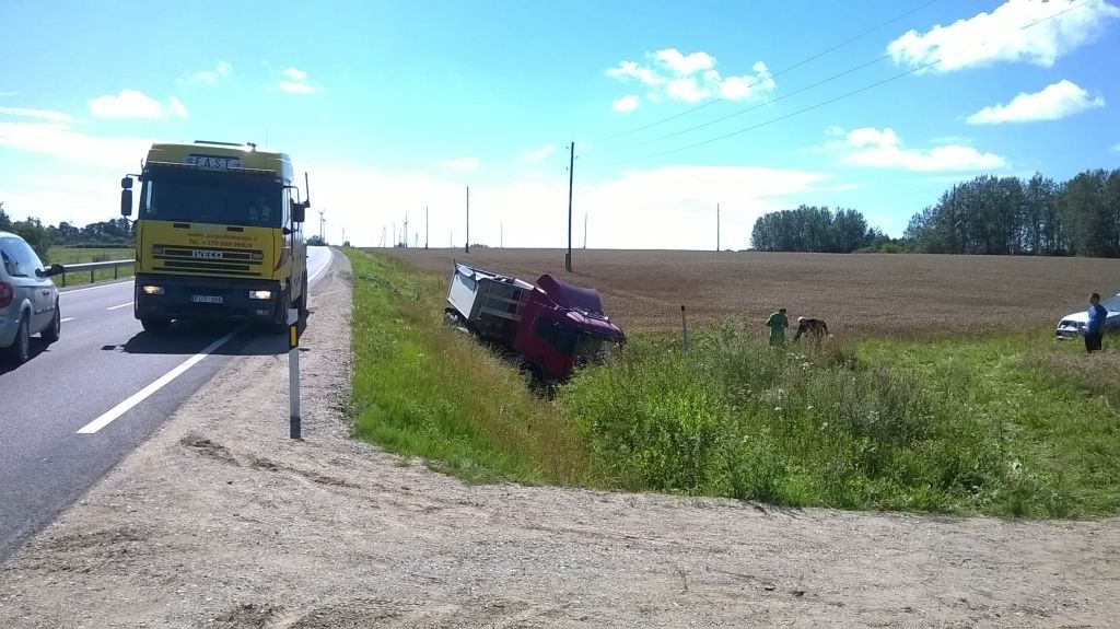 FOTO: Smagā automašīna, plīstot riepai, iebrauc grāvī