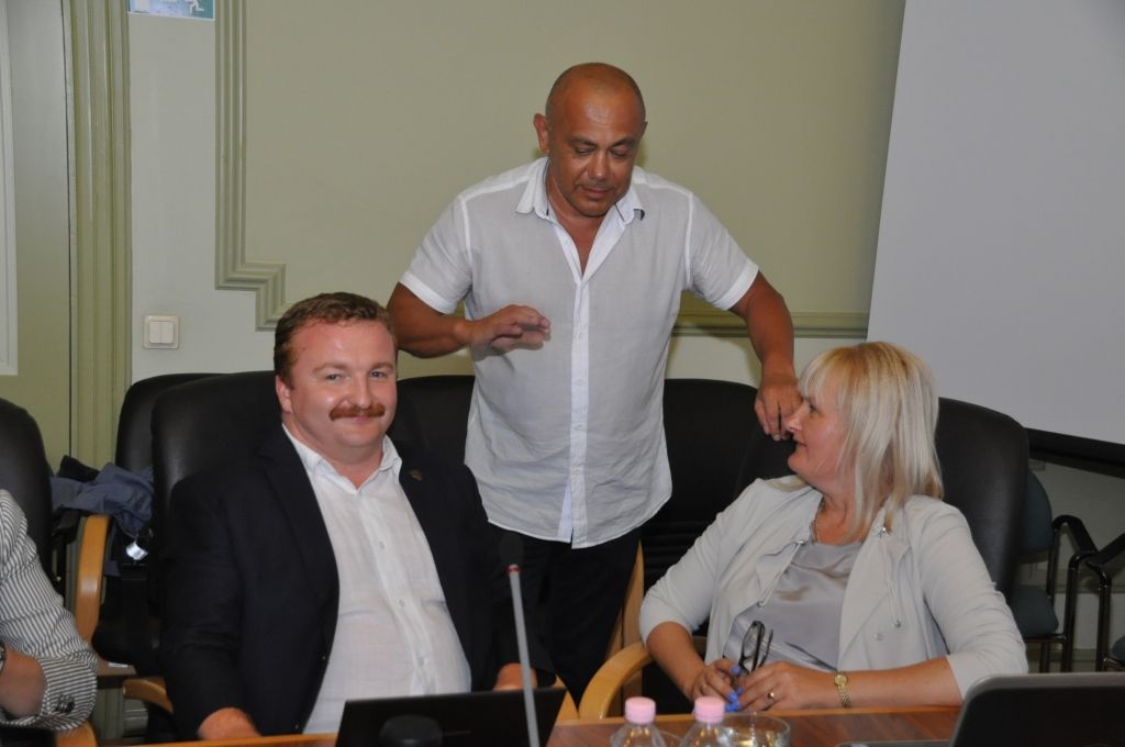 Hadaroviča demisijas balsojums beidzas ar amata saglabāšanu