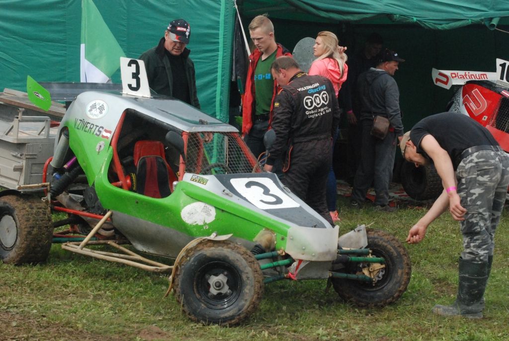 FOTO: Astrauskis Vecpilī ātrākais bagiju klasē, uz pjedestāla kāpj arī Džeriņš