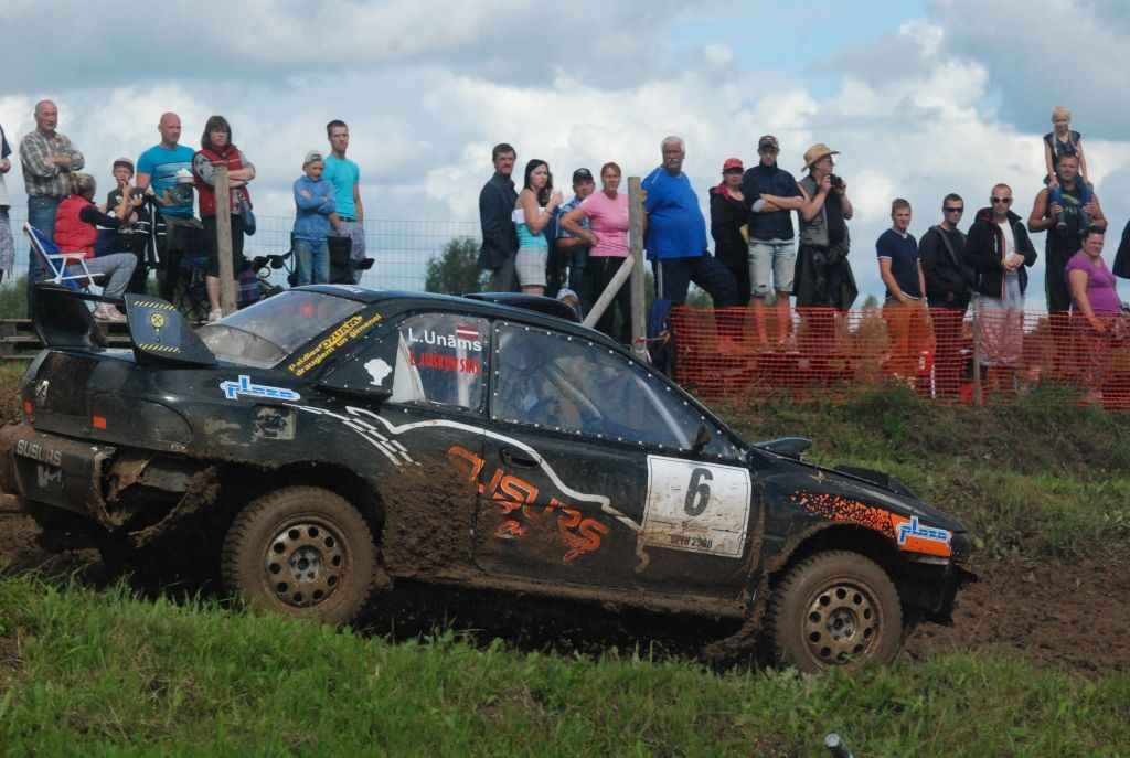 FOTO: Vecpils salijušajā trasē vietējiem folkreisistiem augstas vietas izpaliek