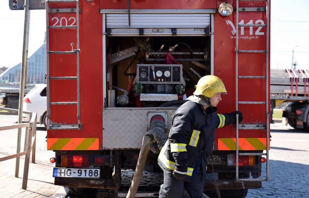 Aizvadītajā diennaktī Latvijā dzēsti 11 ugunsgrēki; cilvēki tajos nav cietuši