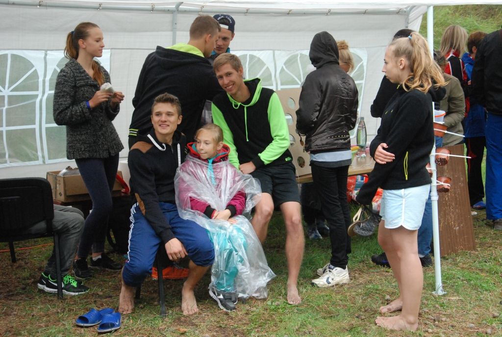 FOTO: Nepatīkamie laikapstākļi "Čiekurkausa" dalībniekus nenobaida