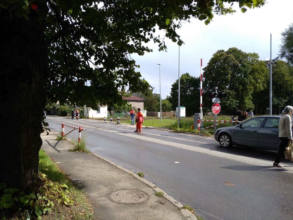 FOTO: Radušās tehniskas problēmas Slokas ielas dzelzceļa pārbrauktuvei