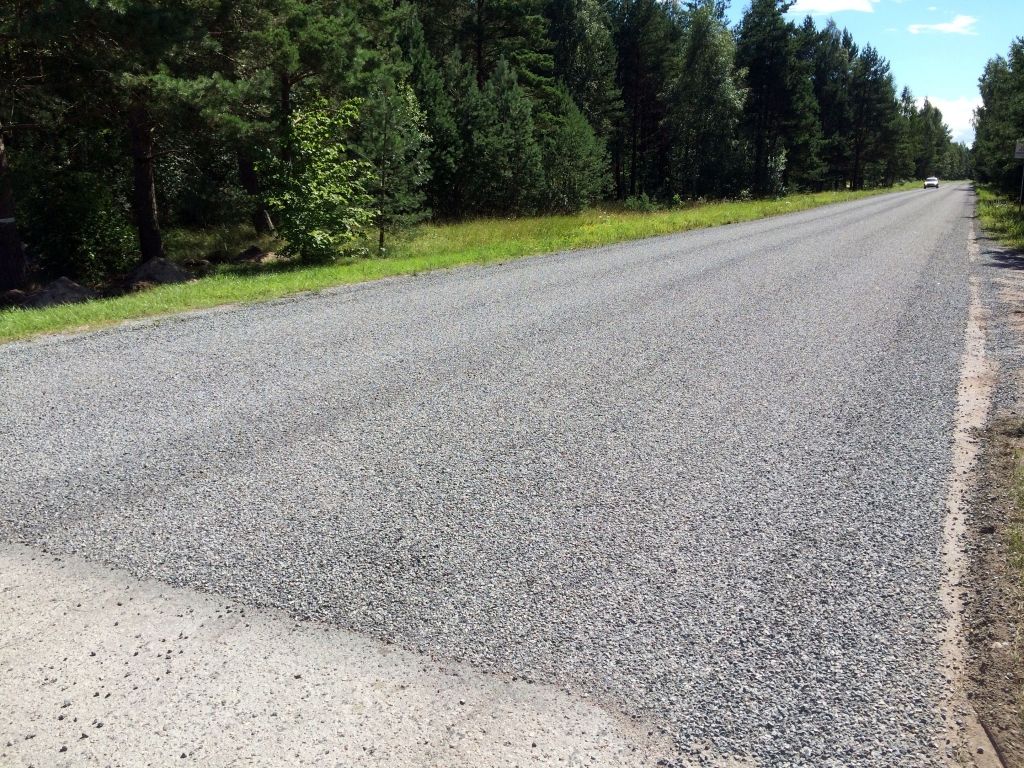 Karostā ielu segumu bojājumus noklāj ar bitumena emulsiju un šķembām