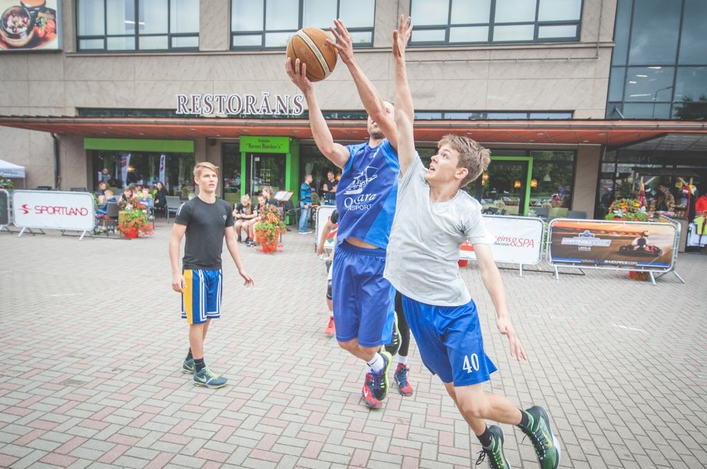 Aizvadīts sezonas noslēdzošais "Bruģa bumbas" čempionāta posms