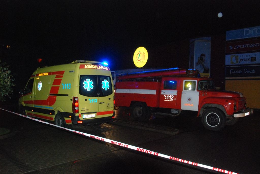 Svētdienas izskaņā ugundzēsēji ielenc "XL Salu", iespējams, svilst vadi