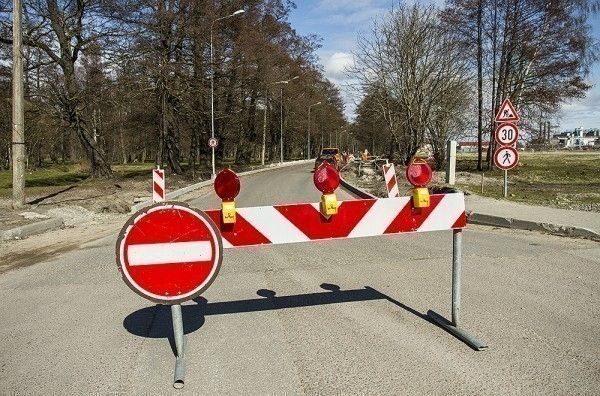 Slēdz satiksmi Rakstvežu ielā