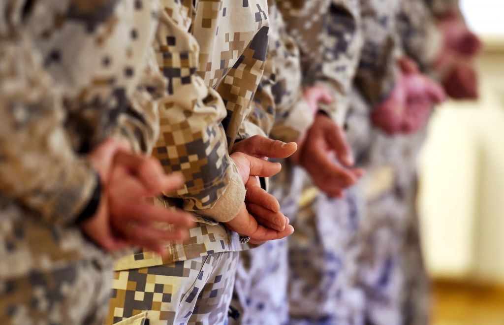 Spiegošanas risku dēļ atteiksies no karavīru vārdu un atalgojuma publiskošanas