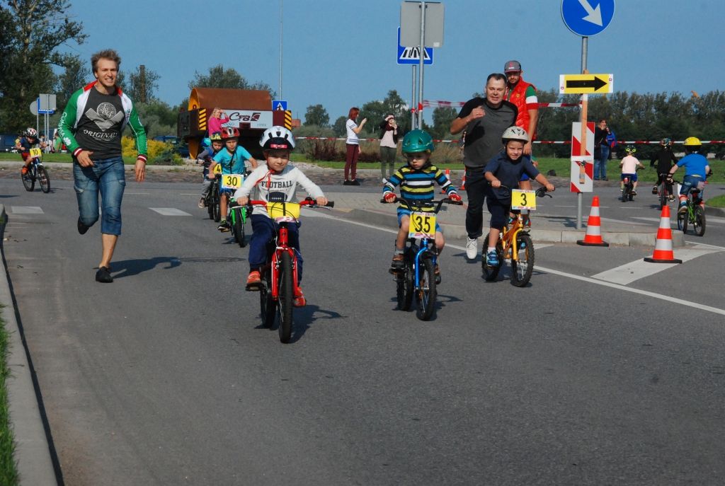 FOTO: Bērni sacenšas "Skandi Motors" Liepājas velomaratonā