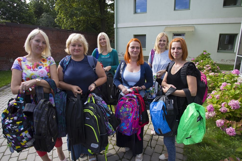 Pirms jaunā mācību gada palīdz sarūpēt skolas somas