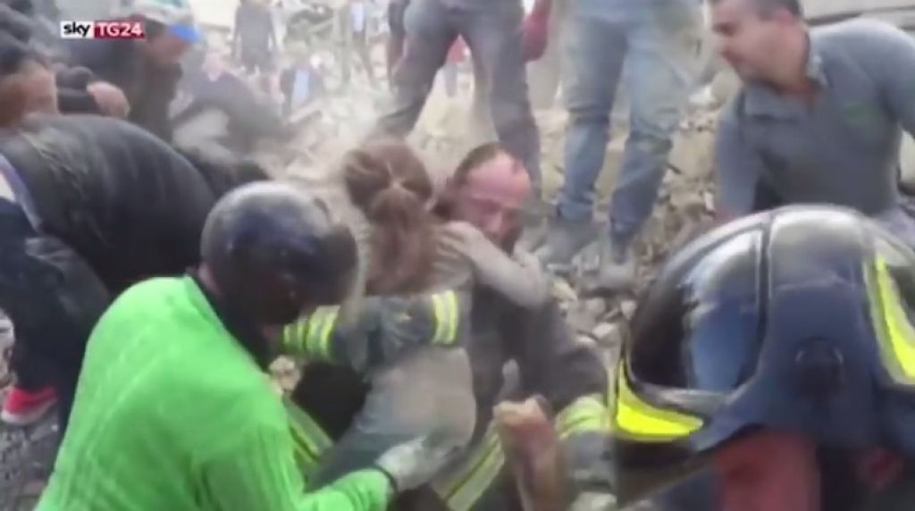 VIDEO: Itālijā 17 stundas pēc zemestrīces izglābta 10 gadus veca meitene