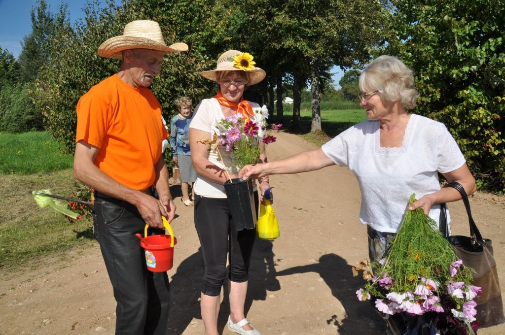 FOTO: Dārza svētki Bunkas pagasta "Māliņos"