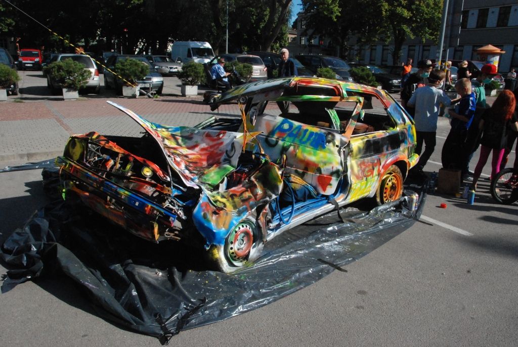 FOTO.VIDEO: Liepājā pirmo reizi jauniešiem sarīko "Gaismu un krāsu" festivālu