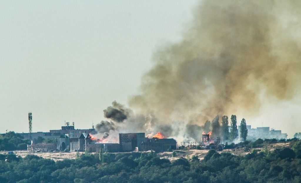 FOTO: Ugunsgrēks iznīcina slavenu Prāgas filmu studiju