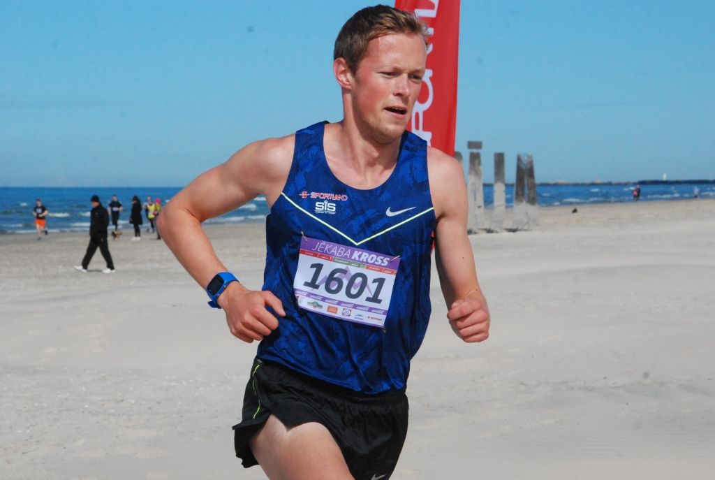 Reinis Hartmanis kļūst par Latvijas čempionu desmit kilometru distancē šosejā