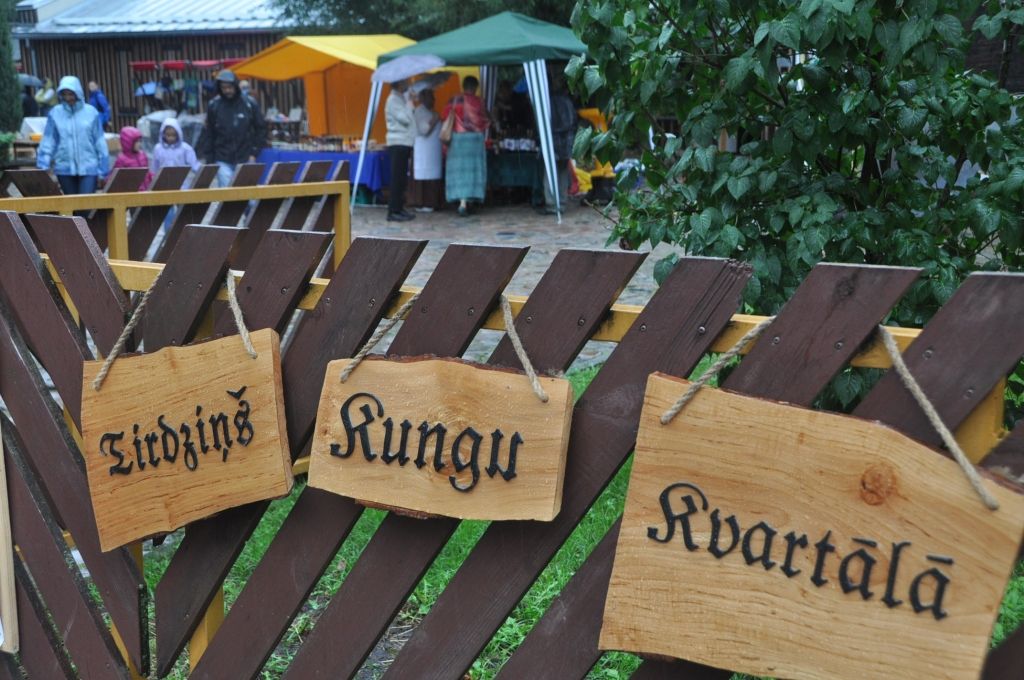 FOTO: Kungu ielas kvartālā gatavo tradicionālo Durbes ābolu ievārījumu