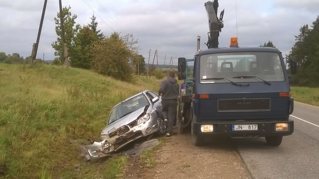 FOTO.VIDEO: Netālu no Aisteres grāvī iebrauc "Subaru" automašīna