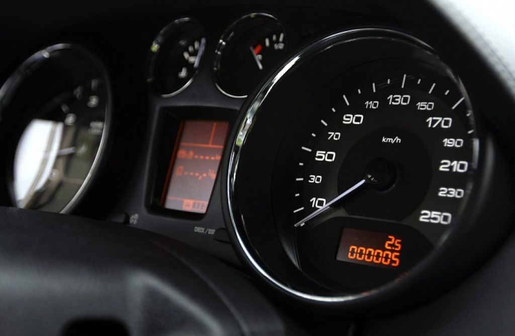 Portāls: Augustā no Beļģijas ievestām automašīnām "pazuduši" 13,8 miljoni nobrauktu kilometru