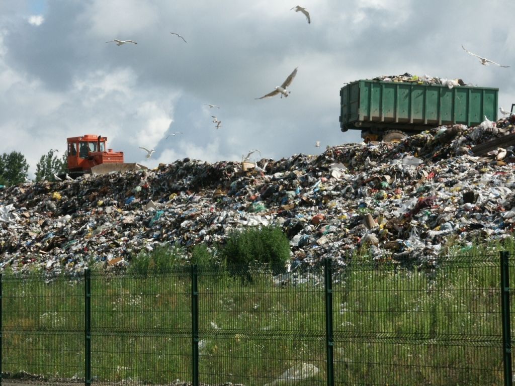 Liepājas opozīcijas deputāti pieprasa sasaukt ārkārtas sēdi un atlikt līgumu slēgšanu ar atkritumu apsaimniekotājiem