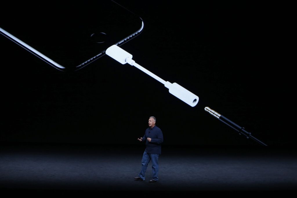 Apple fani neapmierināti ar austiņu ieejas trūkumu jaunajā iPhone