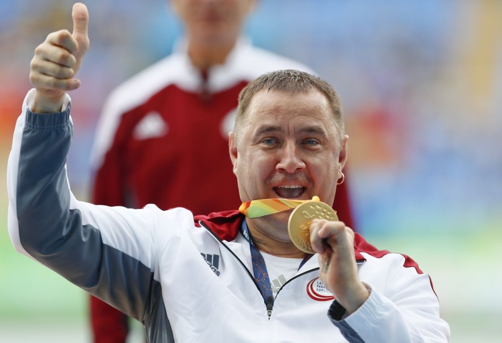 Apinis izcīna zelta medaļu paralimpisko spēļu sacensībās diska mešanā