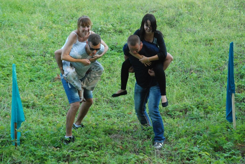 VIDEO: Vecpilī sacenšas sievu nešanā