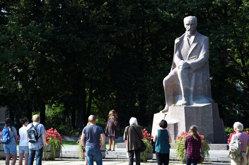 FOTO: Dzejas lasījumus pie Raiņa pieminekļa klausās ap 200 cilvēku