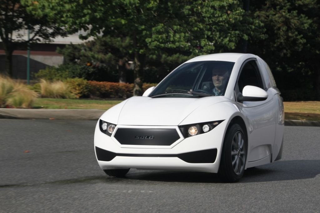 Kanādā radīts elektroauto uz trīs riteņiem