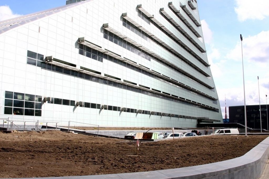 KM pieļauj prasīt kompensāciju par Gaismas pils bojāto flīžu mainīšanu